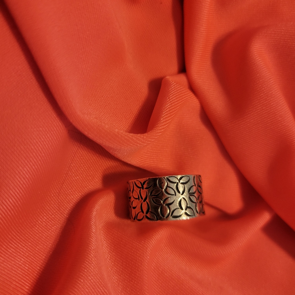 Janice Girardi Designs silver ring with pearl stone - Picture 6 of 9